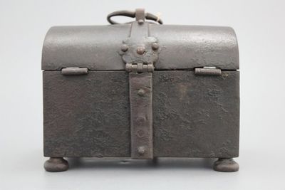Een smeedijzeren brievendoos met secreet, 16/17e