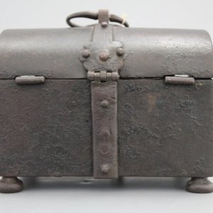Een smeedijzeren brievendoos met secreet, 16/17e — foto 1