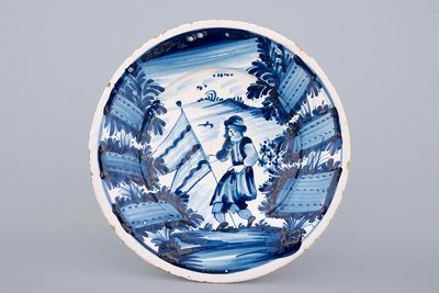 Een Spaanse blauw-witte schotel met een vaandeldrager, Catalonië, eind 17e eeuw