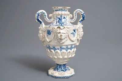 Een Spaanse blauwwitte vaas met reliëfdecor en opdracht onderaan, gedat. 1801