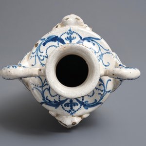 Een Spaanse blauwwitte vaas met reliëfdecor en opdracht onderaan, gedat. 1801 — foto 5
