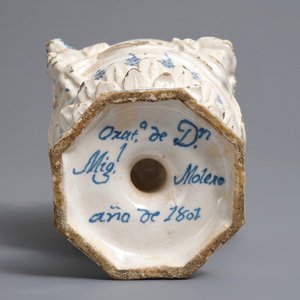 Een Spaanse blauwwitte vaas met reliëfdecor en opdracht onderaan, gedat. 1801 — foto 6