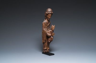 Een Spaanse gepolychromeerde kastanjehouten 'Sedes Sapientiae' sculptuur, Catalonië, 14e eeuw