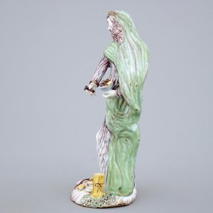 Een staande figuur van een heilige in polychroom Delfts aardewerk, 18e eeuw — foto 2