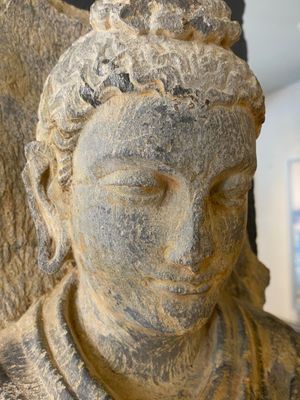 Een staande sculptuur van Boeddha Shakyamuni in grijze leisteen, Gandhara, 3/4e eeuw — foto 15