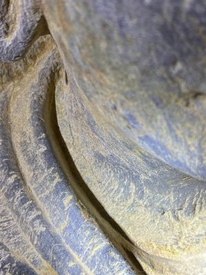 Een staande sculptuur van Boeddha Shakyamuni in grijze leisteen, Gandhara, 3/4e eeuw — foto 18