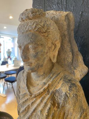 Een staande sculptuur van Boeddha Shakyamuni in grijze leisteen, Gandhara, 3/4e eeuw — foto 3