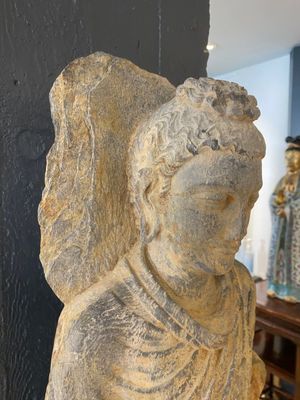 Een staande sculptuur van Boeddha Shakyamuni in grijze leisteen, Gandhara, 3/4e eeuw — foto 4