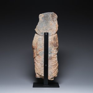 Een staande sculptuur van Boeddha Shakyamuni in grijze leisteen, Gandhara, 3/4e eeuw — foto 5