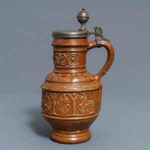 Een steengoed 'keurvorsten' kruik met tinnen deksel, Raeren, gedat. 1603 — foto 1