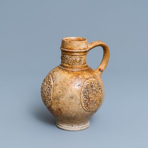 Een steengoed kruik met drie wapenmedaillons, Raeren, ca. 1600 — foto 1