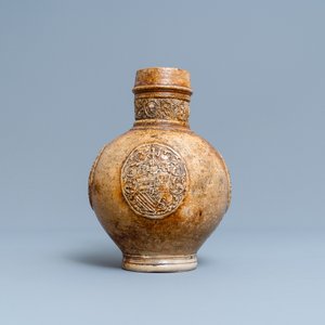 Een steengoed kruik met drie wapenmedaillons, Raeren, ca. 1600 — foto 3