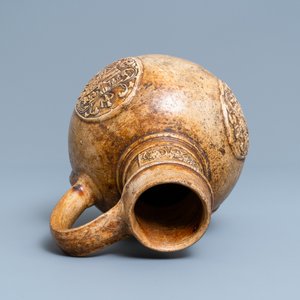 Een steengoed kruik met drie wapenmedaillons, Raeren, ca. 1600 — foto 8