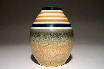 Een steengoed vaas met minimalistisch decor, Charles Catteau voor Boch Frères Keramis, ca. 1933