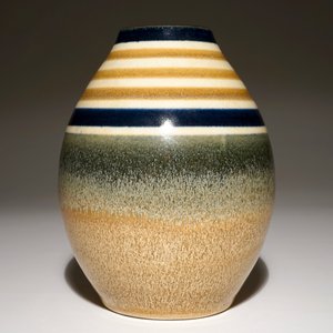 Een steengoed vaas met minimalistisch decor, Charles Catteau voor Boch Frères Keramis, ca. 1933 — foto 4