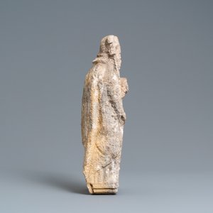 Een stenen figuur van een bisschop, eind 15e eeuw — foto 1