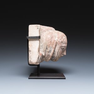 Een stenen gevelfragment met het hoofd van een vrouwelijke heilige met resten van polychromie, Nederland, 15e eeuw — foto 3