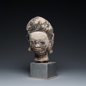 Een stenen Khmer hoofd met sporen van polychromie, Cambodja of Thailand, 13/16e eeuw — foto 1