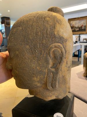 Een stenen Khmer hoofd van Jayavarman VII in Bayon-stijl, Cambodja, wellicht 13e eeuw — foto 2