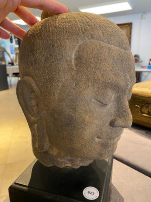Een stenen Khmer hoofd van Jayavarman VII in Bayon-stijl, Cambodja, wellicht 13e eeuw — foto 3