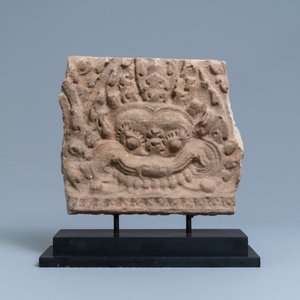 Een stenen Khmer-stijl fragment met het hoofd van Mahakala, Cambodja, 15e eeuw of later — foto 2