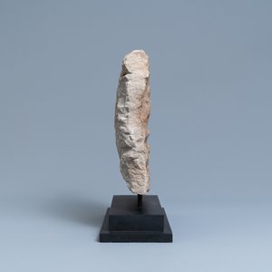 Een stenen Khmer-stijl fragment met het hoofd van Mahakala, Cambodja, 15e eeuw of later — foto 3