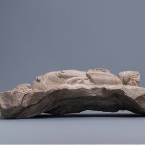 Een stenen reliëf met een Madonna met kind, gedat. 1489 — foto 2