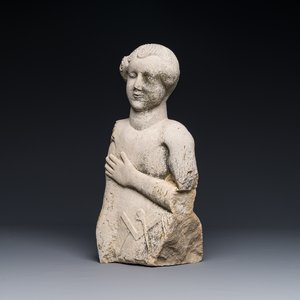 Een stenen sculptuur van een man met het logo van de Vrijmetselarij, wellicht Frankrijk, 18e eeuw — foto 1