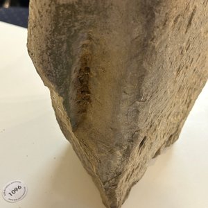 Een stenen sculptuur van een man met het logo van de Vrijmetselarij, wellicht Frankrijk, 18e eeuw — foto 12