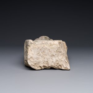 Een stenen sculptuur van een man met het logo van de Vrijmetselarij, wellicht Frankrijk, 18e eeuw — foto 4