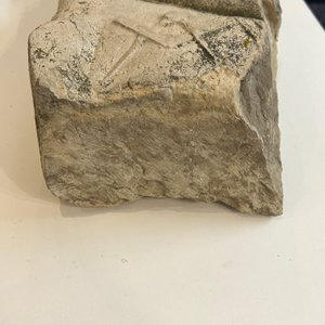 Een stenen sculptuur van een man met het logo van de Vrijmetselarij, wellicht Frankrijk, 18e eeuw — foto 6