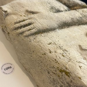 Een stenen sculptuur van een man met het logo van de Vrijmetselarij, wellicht Frankrijk, 18e eeuw — foto 9