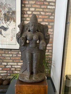 Een stenen sculptuur van Lakshmi, India, 13/15e eeuw — foto 1