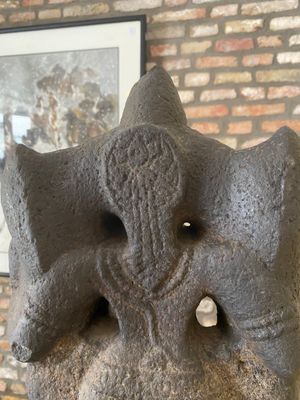Een stenen sculptuur van Lakshmi, India, 13/15e eeuw — foto 8