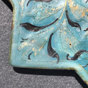 Een stervormige tegel met Lajvardina glazuur met turquoise fondkleur, Kashan, Iran, 13e eeuw — foto 9