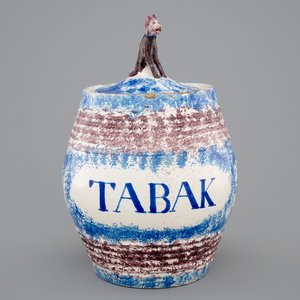 Een tabakspot met deksel in blauw en mangaan, Harlingen, Friesland, ca. 1850 — foto 1