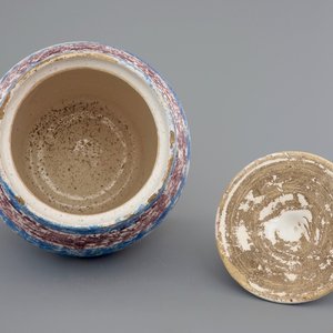 Een tabakspot met deksel in blauw en mangaan, Harlingen, Friesland, ca. 1850 — foto 6