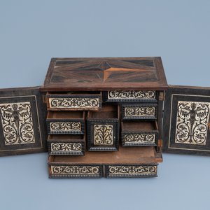 Een tafelkabinet met marqueterie van diverse houtsoorten en benen plaquettes, Nederland, 17e eeuw — foto 9