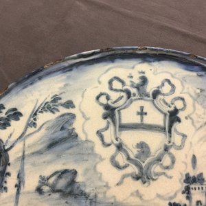 Een tazza met wapendecor in Italiaanse majolica, Savona, 18e eeuw — foto 6