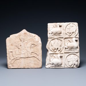 Een tegelfragment met een ruiter in marmer en een zandstenen reliëf met vogels, Perzië, 13e eeuw en/of later — foto 2