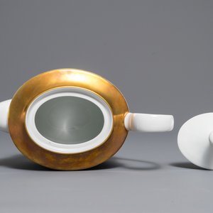 Een 'Temi i variazone' theepot naar ontwerp van Piero Fornasetti, Rosenthal, Duitsland, 1999 — foto 7
