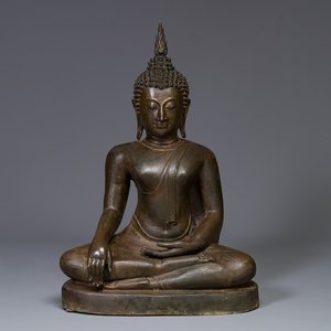 Een Thaise bronzen Boeddha in bhumisparsha mudra, 18/19e eeuw — foto 1