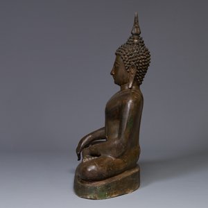 Een Thaise bronzen Boeddha in bhumisparsha mudra, 18/19e eeuw — foto 4