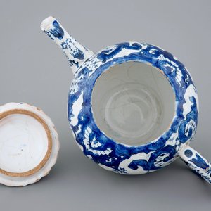 Een theepot in blauw-wit aardewerk, Rouen, Frankrijk, 18e eeuw — foto 6