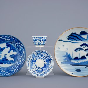 Een theepot, twee borden en een kop met schotel in Japans Arita en Imari porselein, 17/18e eeuw — foto 3
