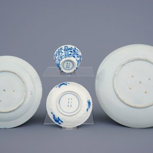 Een theepot, twee borden en een kop met schotel in Japans Arita en Imari porselein, 17/18e eeuw — foto 4