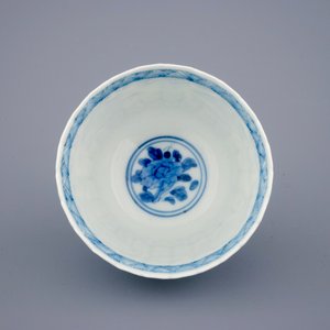 Een theepot, twee borden en een kop met schotel in Japans Arita en Imari porselein, 17/18e eeuw — foto 5