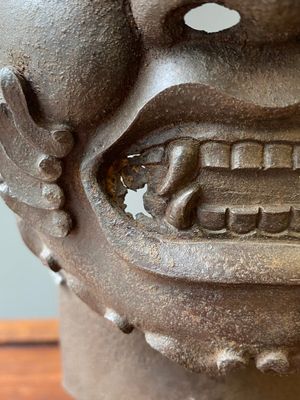 Een Tibetaans gietijzeren 'Mahakala' masker, 16/17e eeuw — foto 7