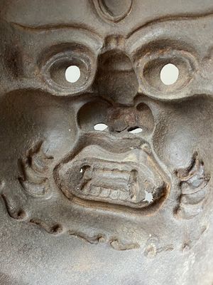 Een Tibetaans gietijzeren 'Mahakala' masker, 16/17e eeuw — foto 9
