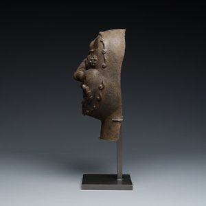 Een Tibetaans gietijzeren 'Mahakala' masker, 16/17e eeuw — foto 3